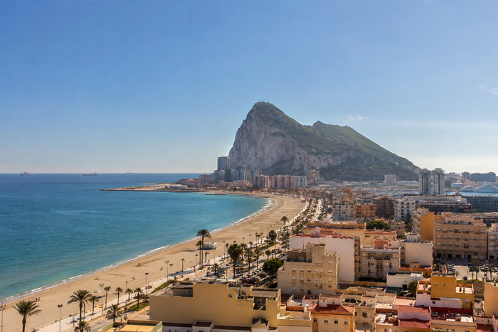🌊🏖️¡EL SUR DE CÁDIZ TAMBIÉN SE DISFRUTA EN OTOÑO!🐬🙈Hotel 4★ con desayuno cerca de la playa y con vistas al peñón | Línea de la Concepción 