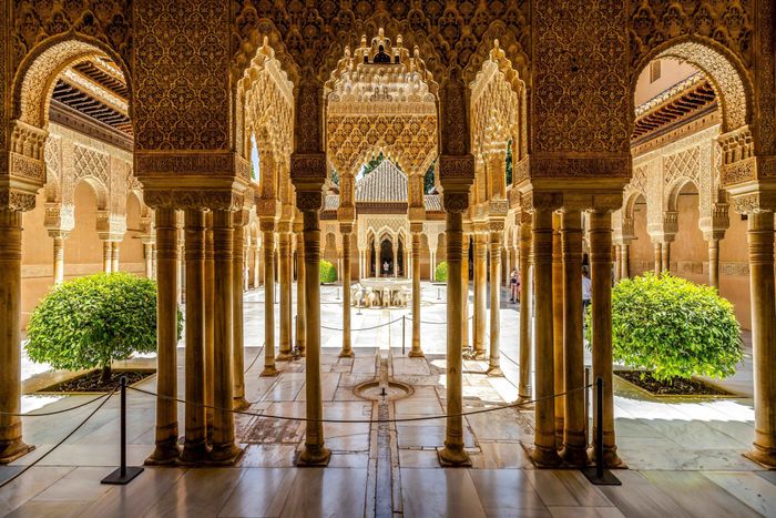 🛕¡DESCUBRE LOS ENCANTOS DE GRANADA ESTE OTOÑO! 🍂🌙 Hotel 4* céntrico con visita guiada a la Alhambra, Jardines del Generalife y  Palacios Nazaríes