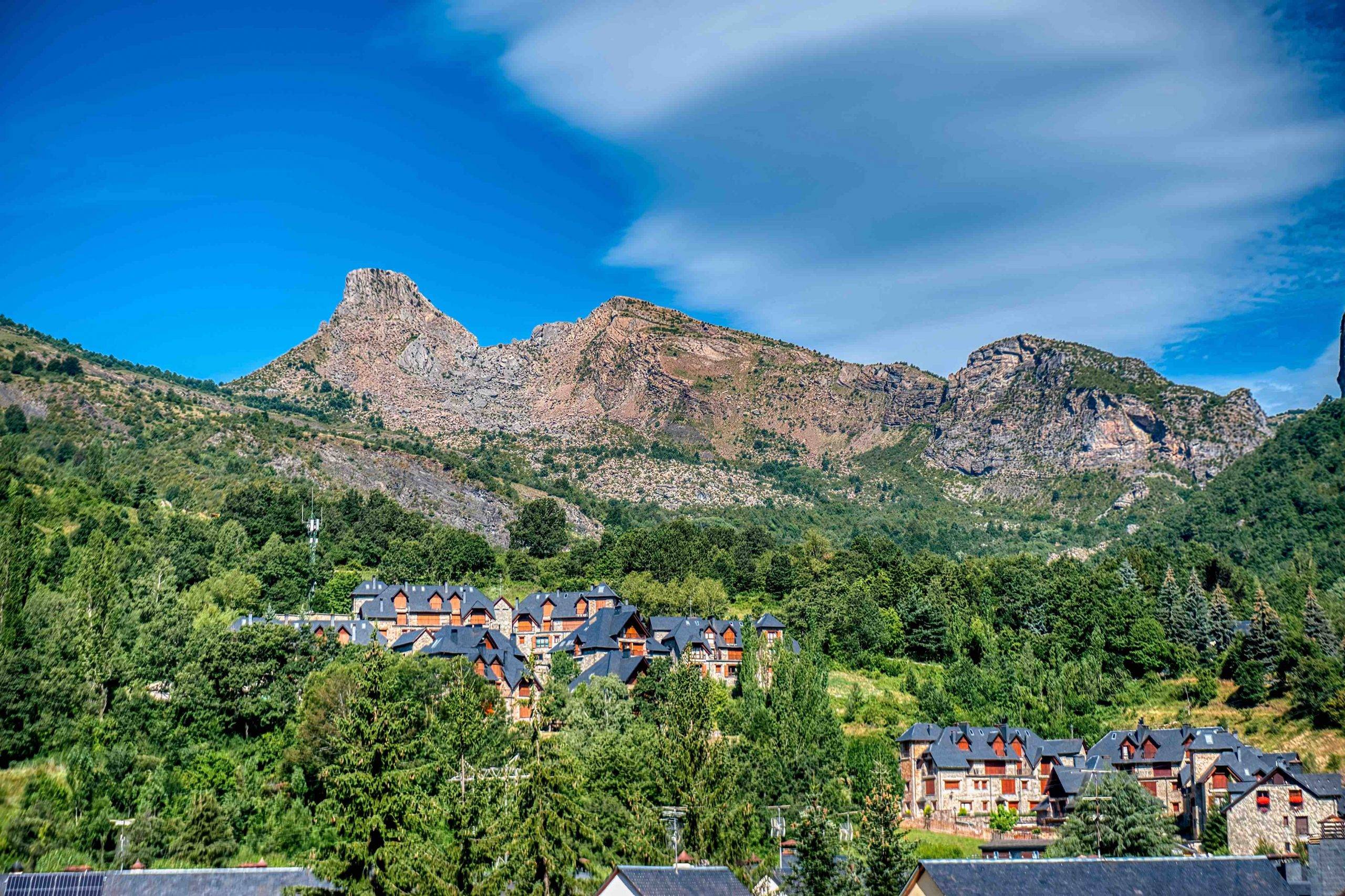 🌲¡RESPIRA NATURALEZA EN EL PIRINEO ARAGONÉS!💚🏔️ Alójate con desayuno en pleno Valle del Tena en el municipio de Escarrilla