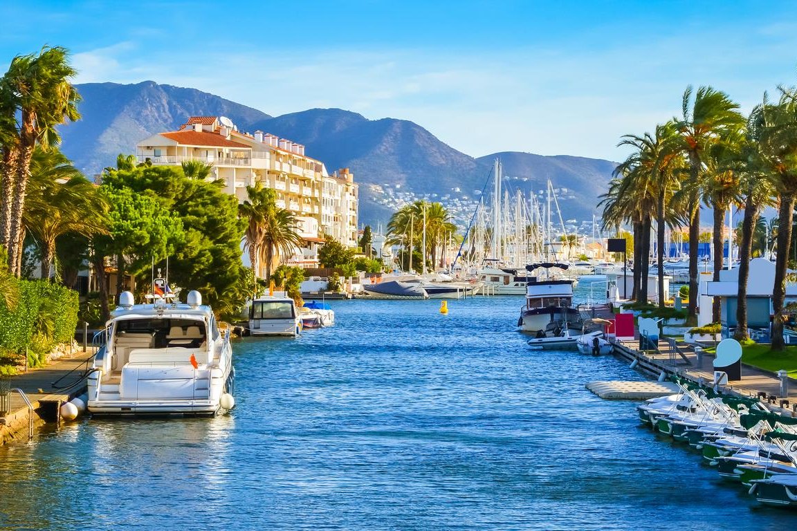 🌤 ESCACAPA A LA COSTA BRAVA 🚣🏽‍♂️ Estancia con Desayuno en apartamento junto al mar en Empuriabrava 👨‍👩‍👦 De 2 a 6 personas | Girona