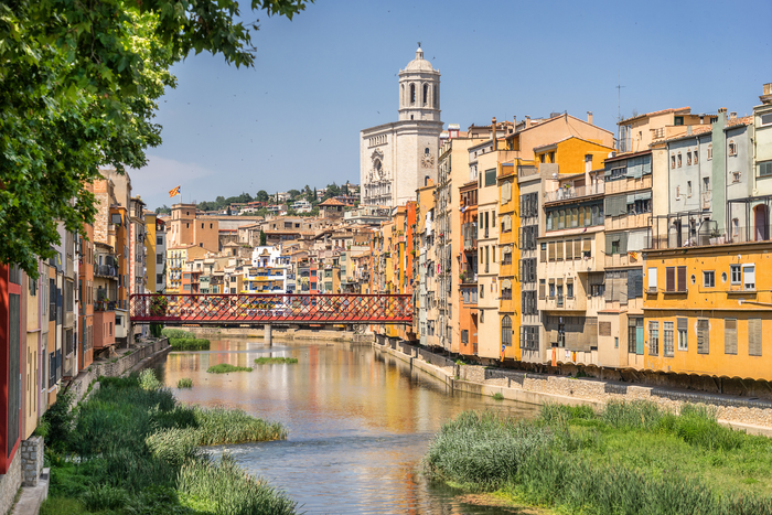 🏰🐉GIRONA ¡UNA ESCAPADA DE PELÍCULA!🚶🏼📽️Hotel 4★ con desayuno + Free tour por la ciudad  + Free tour Juego de Tronos