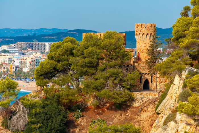 🌊🏖️¡MEDIA PENSIÓN EN LLORET DEL MAR!🌟🌅 Desde 2 o 4 noches: Hotel 4★ cerca de la playa en un rincón 🔝 de la Costa Brava  | Girona