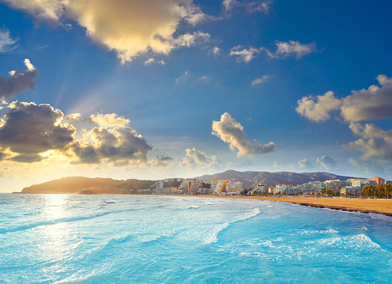 🏖️¡VACACIONES EN OROPESA DEL MAR A PIE DE PLAYA! 👨‍👩‍👧‍👦Alójate desde 3 noches en apartamentos familiares con piscina | Castellón