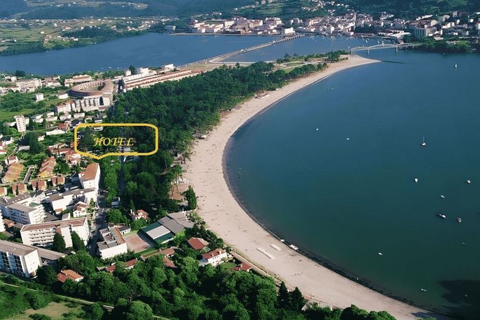 🏖️🌊¡EL VERANO SABE MEJOR EN EL NORTE DE ESPAÑA!🦀🏔️ Hotel con desayuno a pie de playa en Cabanas,  A coruña