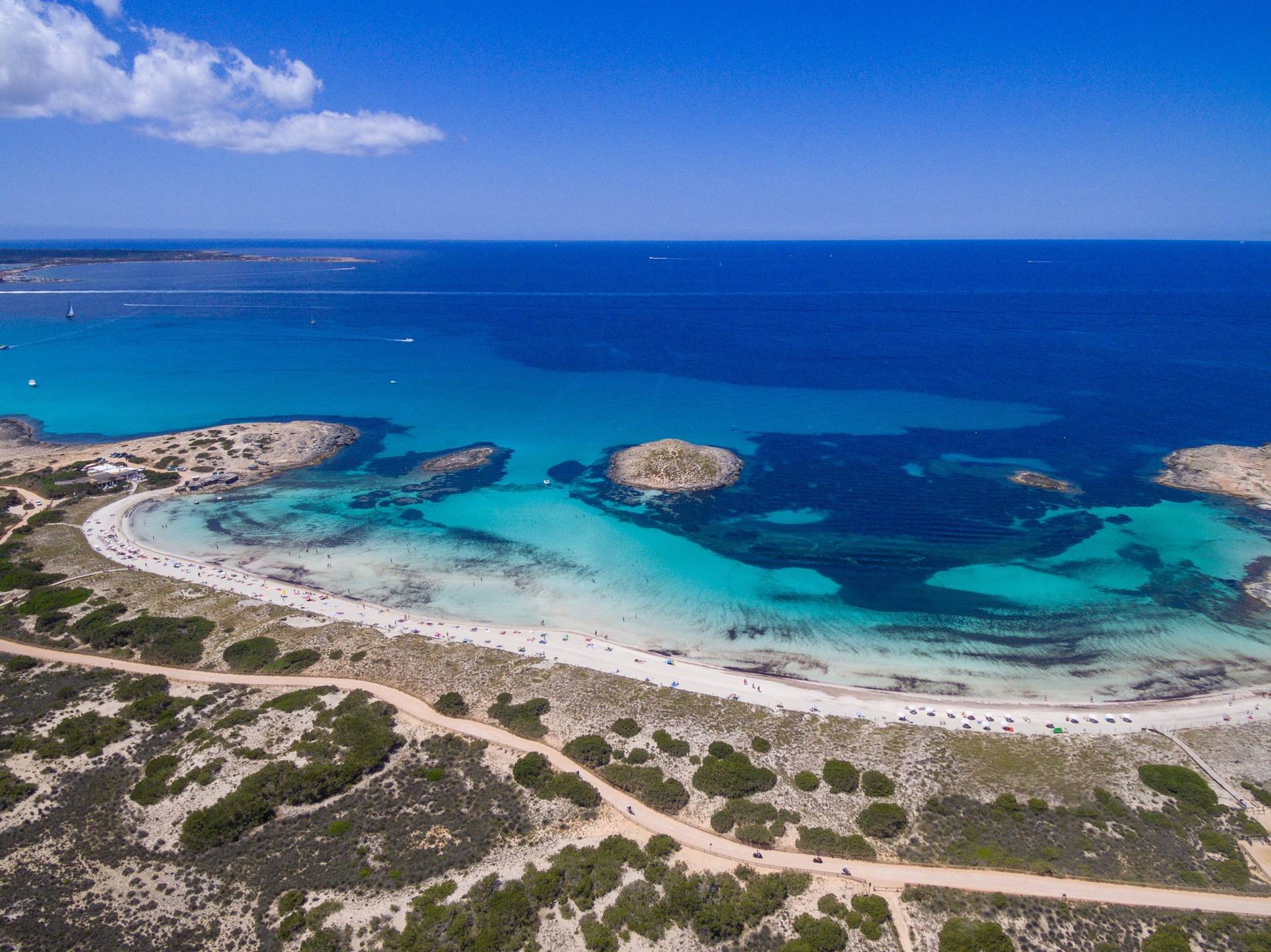🥽🏝️FORMENTERA ¡UN PARAÍSO DE AGUAS TURQUESAS!💙🚢Desde 2 noches: Ferry  + Hotel 4★ con desayuno frente a la playa de Migjorn