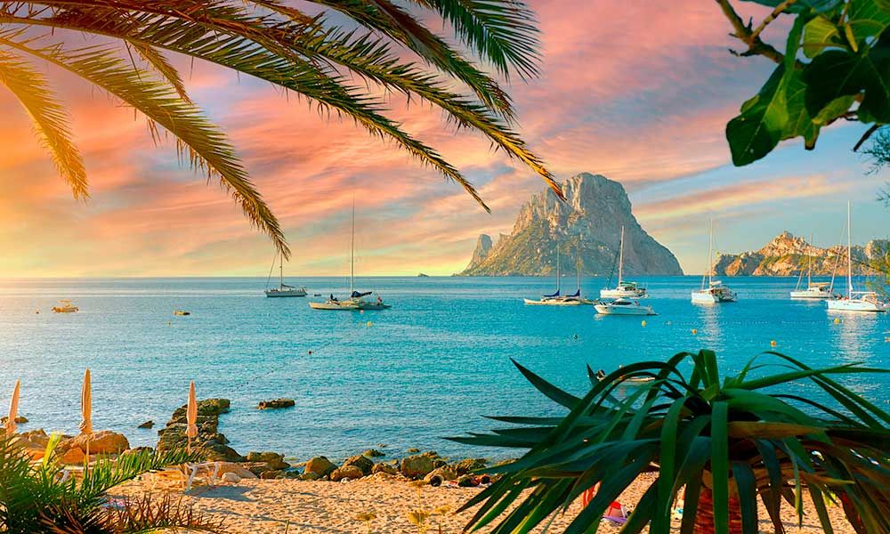 🗾 ¡IBIZA EN MEDIA PENSIÓN CON FERRY! 🧿 Estancia en excelente ubicación con ida y vuelta en Ferry + ¡Tu coche a bordo! 🚢 | San Antonio