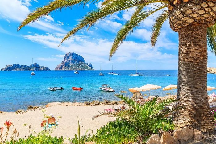 🍸✈️¡IBIZA CON TODO INCLUIDO Y TOBOGANES!🏝️🛝 Desde 3 noches: Vuelos + Apartahotel a 100 metros de la playa | Cala d'en Bou 
