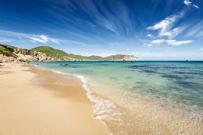🏝️🔝¡IBIZA A PIE DE UNA DE LAS MEJORES PLAYAS DE LA ISLA!🚢👨‍👩‍👧‍👦Desde 3 noches: Ferry con tu coche + Hotel 4★ con desayuno | Es Figueral