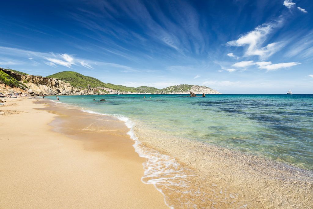 🏝️🔝¡IBIZA A PIE DE UNA DE LAS MEJORES PLAYAS DE LA ISLA!🚢👨👩👧👦Desde 3 noches: Ferry con tu coche + Hotel 4★ con desayuno | Es Figueral 🏝️🔝¡IBIZA A PIE DE UNA DE LAS MEJORES PLAYAS DE LA ISLA!🚢👨👩👧👦Desde 3 noches: Ferry con tu coche + Hotel 4★ con desayuno | Es Figueral