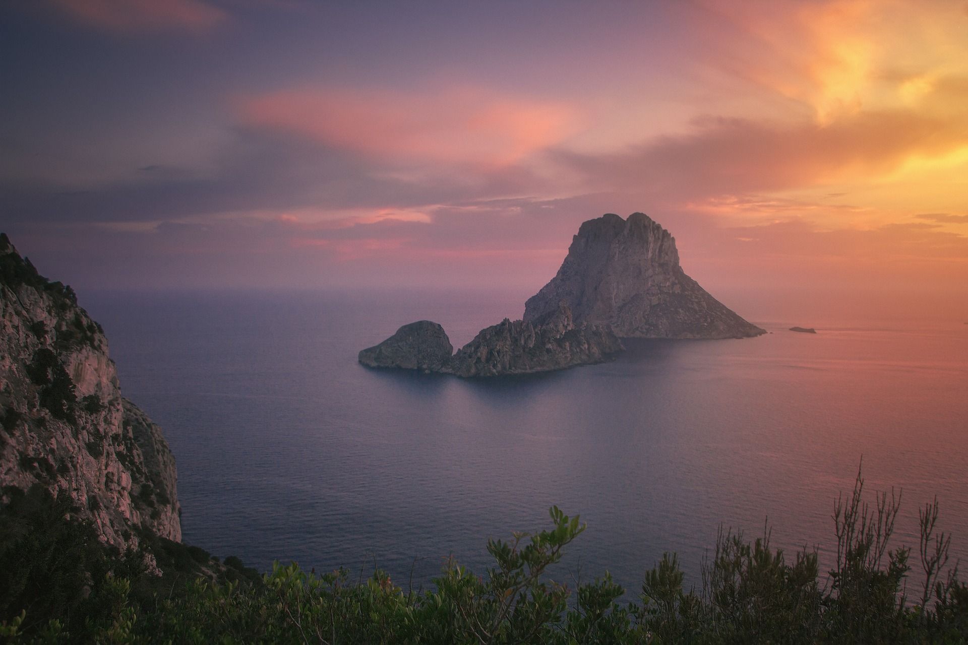 🌅 ¡ESCAPATE A IBIZA! 📿 Hotel 3* en San Antonio con ida y vuelta en Ferry 🚢¡Viaja al paraíso Balear de agosto a octubre!