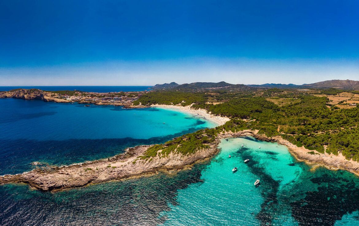 📍⛱️¡UBICACION PERFECTA EN MALLORCA! 10/10 ✅🚢 Desde 3 noches: Ferry con tu coche + Hotel 3* a 10 minutos de las playas de Cala Agulla y Son Moll ✨