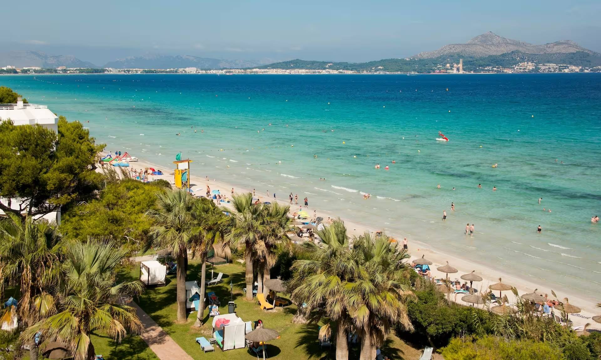 🌅 ¡TODO INCLUIDO EN MALLORCA!🚢Desde 4 noches: Ferry con tu coche  + Hotel 3★ en junior suite con traslasdos gratis a la playa | Cala Bona