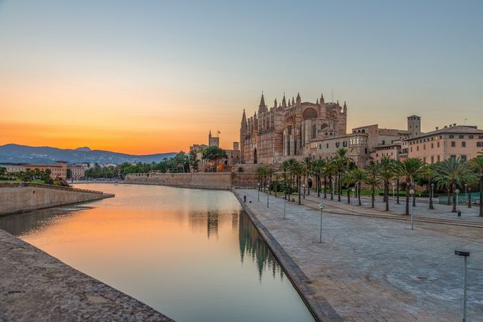 🍸¡OCTUBRE EN MALLORCA CON TODO INCLUIDO! Desde 4 noches: Ferry con tu coche + Hotel 3★, toboganes y animación | Alcudia
