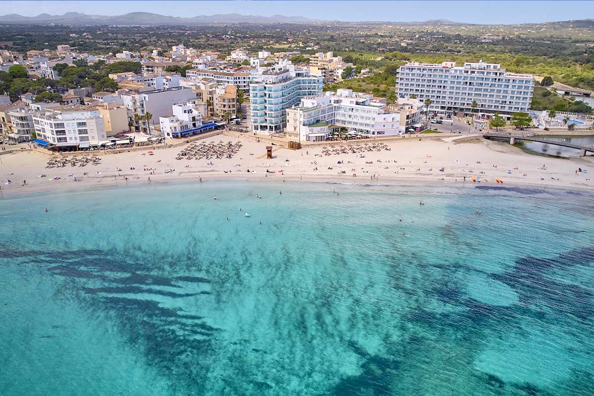 🌅 ¡MALLORCA FRENTE AL MAR Y MEDIA PENSIÓN! 🚢Desde 4 noches: Ferry con tu coche  + Apartahotel a solo unos pasos de la 🏖️playa |  S'Illot