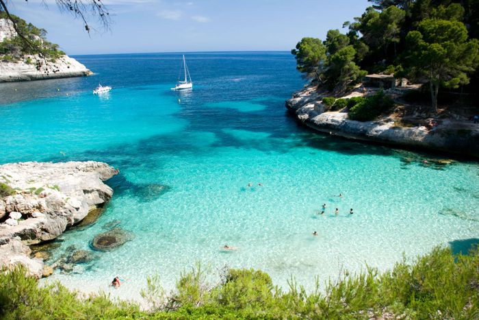 🏝️MENORCA ¡A UN PASO DE LA PLAYA! 🏝️Desde 3 noches: Ferry con tu coche + Apartamento en una excelente ubicación 📍 Cala'n Blanes  