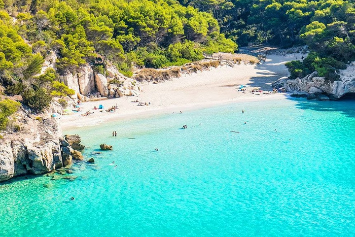 🏝️MENORCA ¡A UN PASO DE LA PLAYA! 🏝️Desde 3 noches: Ferry con tu coche + Apartamento en una excelente ubicación 📍 Cala'n Blanes  
