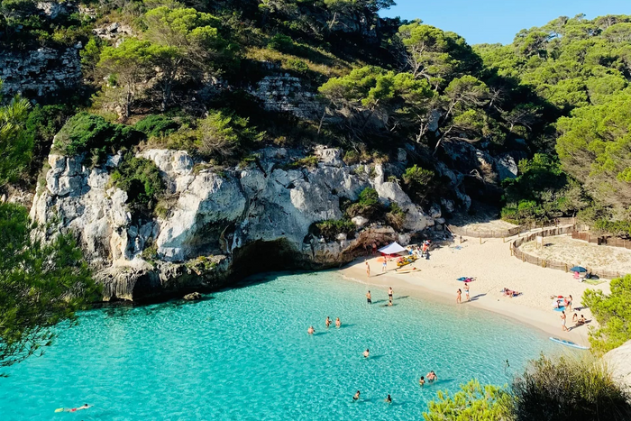 🍁🩵¡A MENORCA ESTE OTOÑO!🏖️ 🚢Desde 3 noches:  Ferry con tu coche + Apartamentos familiares a 50 metros de la playa | Cala’n Forcat 