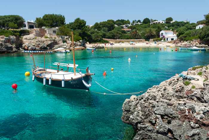 🐚 ¡MENORCA, EL PARAÍSO DE AGUAS CRISTALINAS! 🏝️ Desde 3 noches: Ferry con tu coche a bordo + Apartamentos al lado de la playa |  Punta Prima