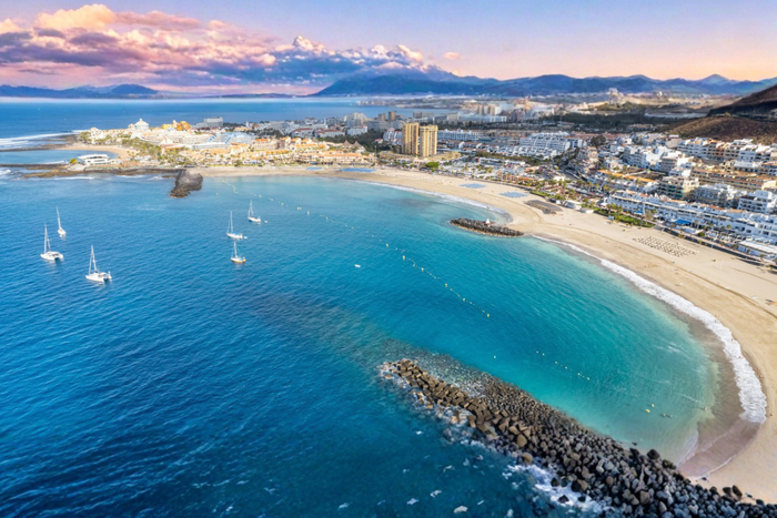 ☀️🌊¡ESCAPADA AL SUR DE TENERIFE!🌴✈️ Desde 4 noches: Vuelos + Hotel 4★ con desayuno y piscina  | Playa de las Américas