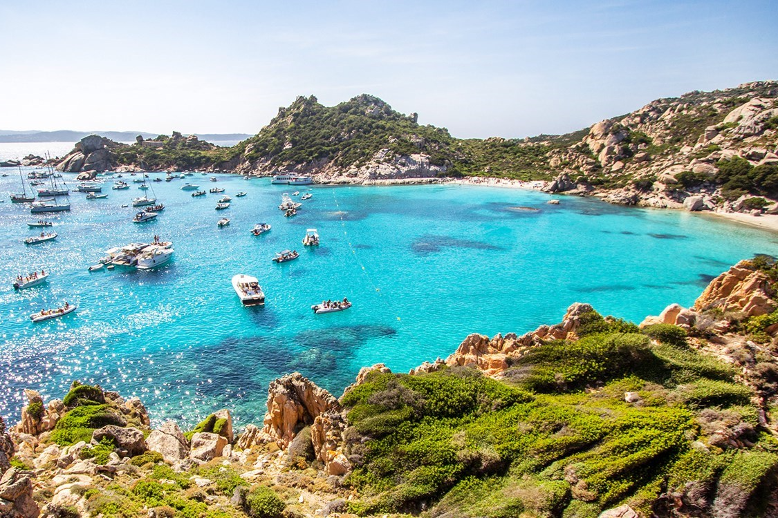 🏝️ ¡ÚLTIMAS SALIDAS DE VERANO A CERDEÑA! 🚢 7 noches con ferry + coche a bordo y apartamentos a solo 400 m de la playa 🏖️