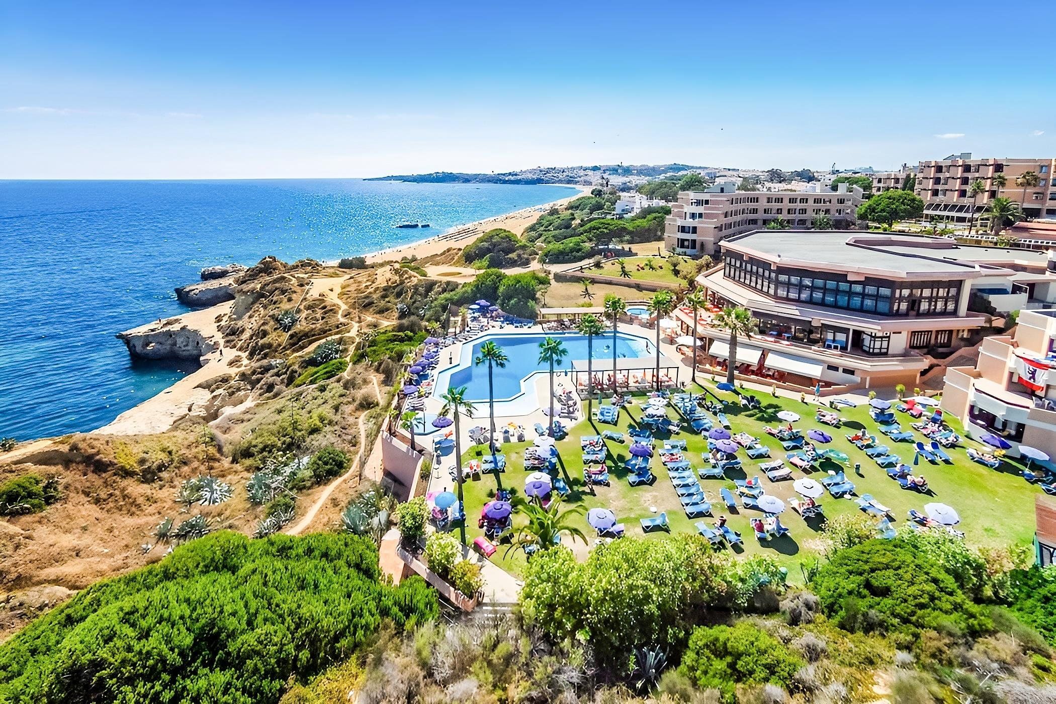 🌞💚EL ALGARVE, ¡UN PARAÍSO DE PLAYAS Y NATURALEZA!🌅🌊Hotel 4★ con desayuno en Albufeira cerca de la playa y con vistas al Atlántico | Portugal