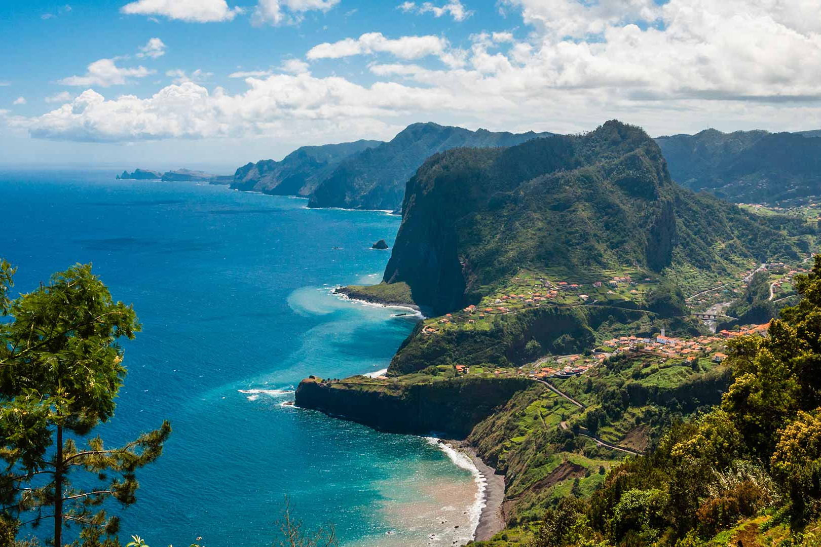 🌄¡7 NOCHES EN MADEIRA, EL PARAÍSO PORTUGUÉS!✈️🌞 Vuelos directos + Hotel 4⭐con MEDIA PENSIÓN y estudio con vistas el mar 🌊 + Transfer