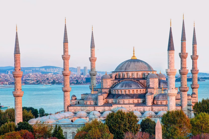 ✈️VUELA A ESTAMBUL🕌 ¡Un puente entre dos continentes! 🌉Hotel 3★ con desayuno a 30 min a pie de la Mezquita Azul | Turquía