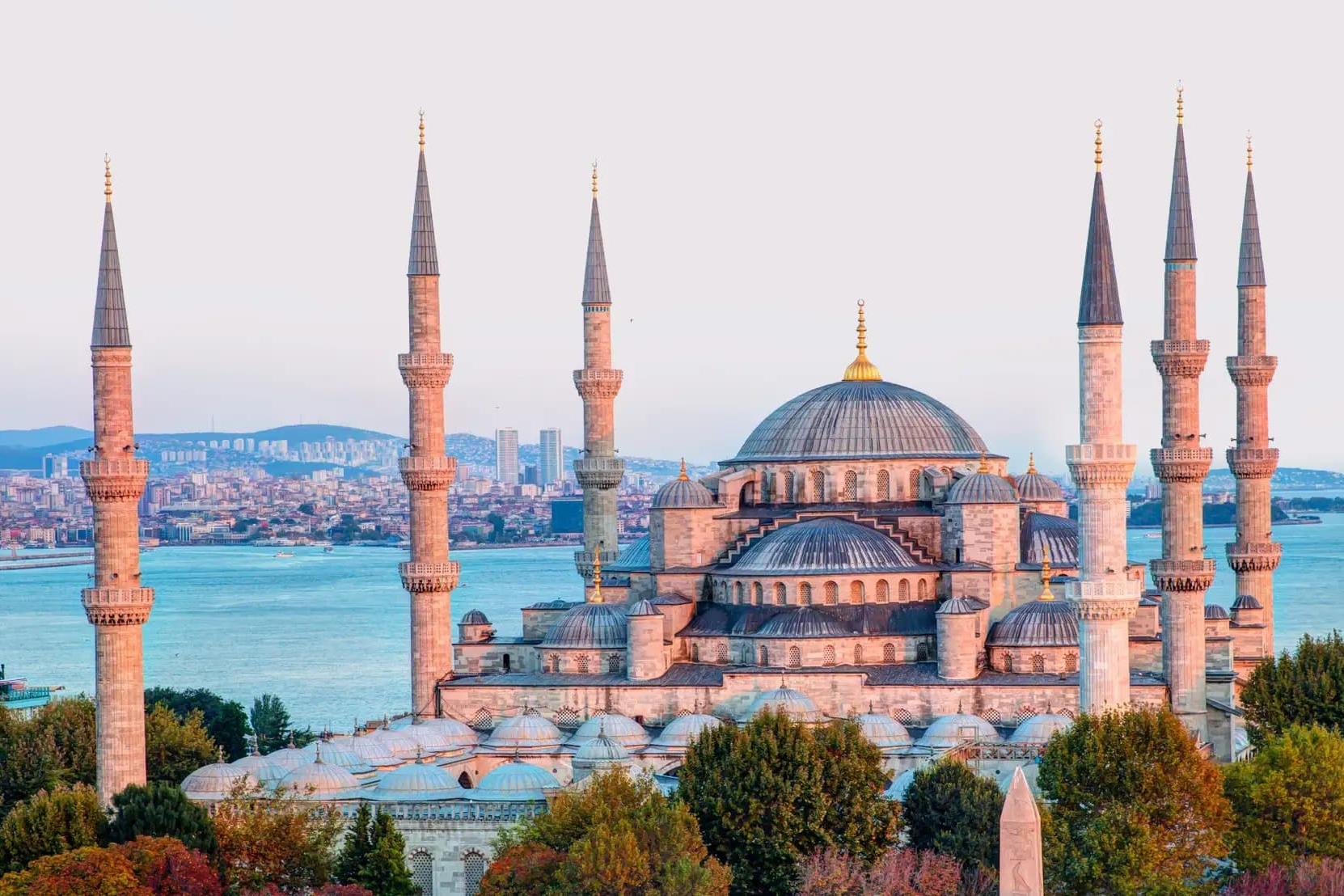 ✈️VUELA A ESTAMBUL🕌 ¡Un puente entre dos continentes! 🌉Hotel 3★ con desayuno a 30 min a pie de la Mezquita Azul | Turquía