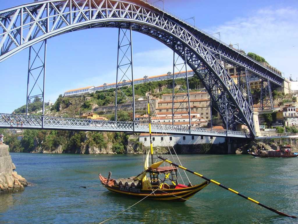 Visita Guiada Meio Dia Porto e Caves-3