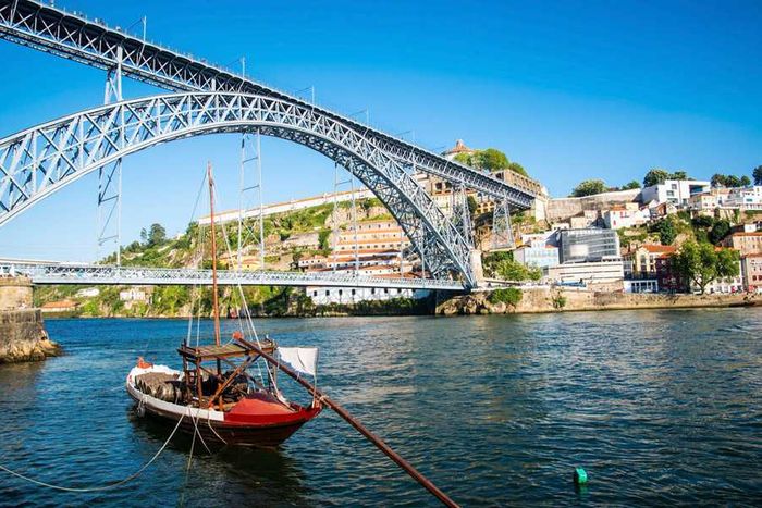 ⛵ Passeio de Barco no Rio Douro + Estadia em Hotel 4* com pequeno-almoço incluído | Porto