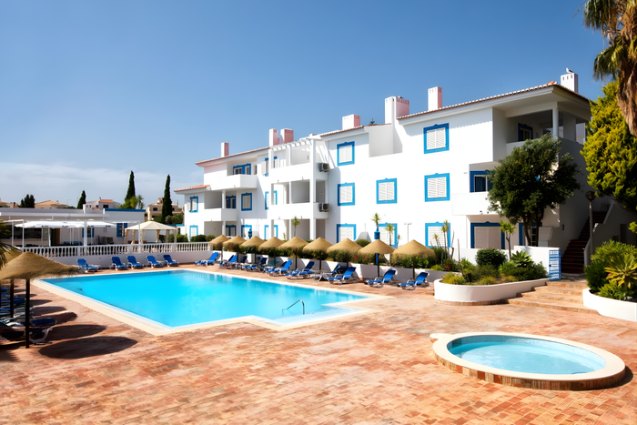 💦 Hotel com ambiente moderno, piscinas e perto da praia | Lagos