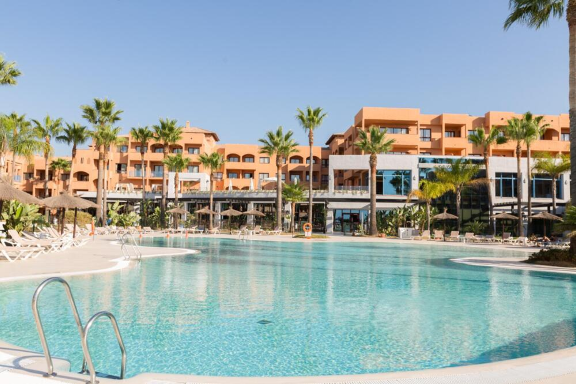 ☀️ Costa do Sol em Hotel 4* em Meia Pensão, com piscinas para os dias de calor | Estepona