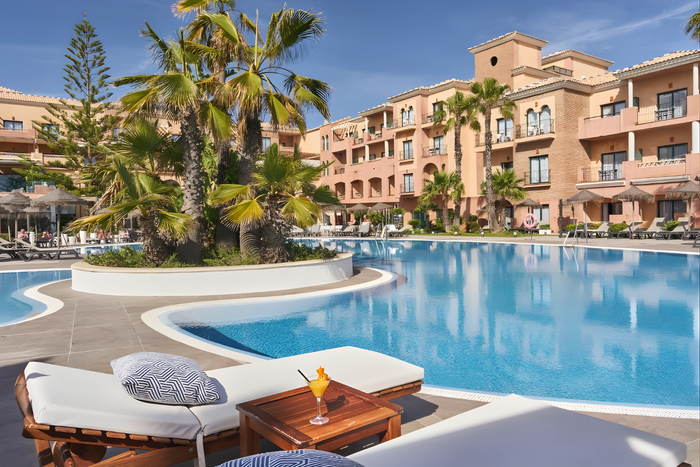 🏖️ Hotel 4* com autêntico charme andaluz, piscina e a poucos passos da praia | Punta Umbria 