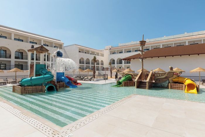 🏖️ Hotel 4* familiar em frente à praia para uma experiência única | Costa Ballena