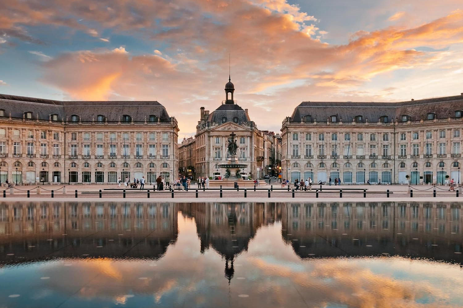 ✈️🍷 Bordéus, a Capital do Vinho: Voos diretos + Hotel Perto do Centro | França ✈️🍷 Bordéus, a Capital do Vinho: Voos diretos + Hotel Perto do Centro | França