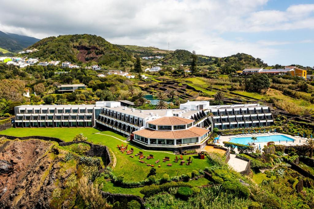 ✈️🩵 Ilha de São Miguel: Voos desde Lisboa ou Porto + Hotel Caloura Hotel Resort 4* com Meia Pensão incluída | Açores