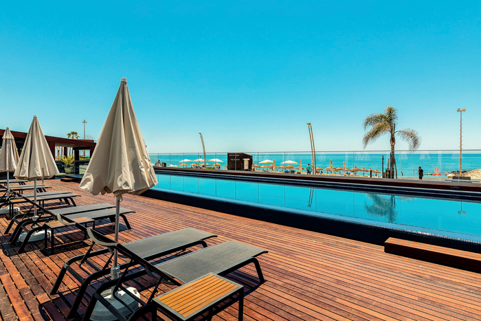 🏖️ Mesmo em frente à praia! Hotel recentemente renovado com pequeno-almoço incluído | Quarteira