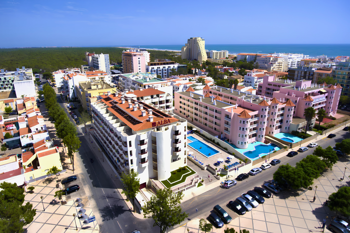 🏖️ Hotel 4* com pequeno-almoço incluído, piscinas e a poucos passos da praia | Monte Gordo