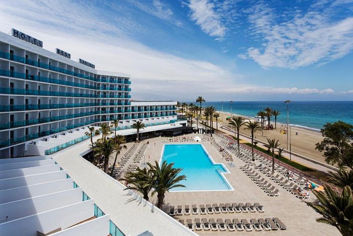 🏖️ ¡VACACIONES FRENTE AL MAR EN ROQUETAS DE MAR!🏨 Desde 1 noche Hotel 4⭐ con Desayuno y Piscina Splash 🌊 ¡Diversión en Almería!