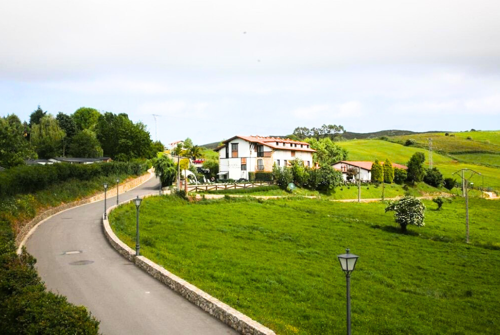 🏔️¡FIN DE SEMANA RURAL EN CANTABRIA CON DESAYUNO!💚🌲Alójate  esta primavera en un hotel 3*  con tu pareja en Santillana del Mar