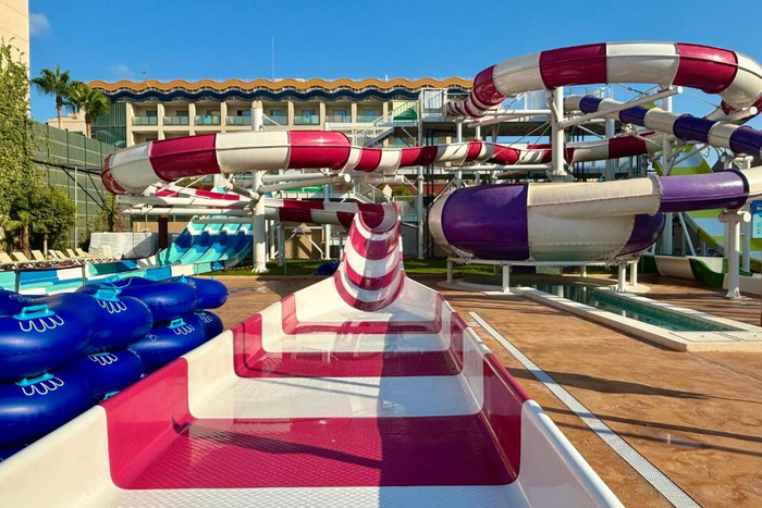 🏖️¡OROPESA DEL MAR  EN HOTEL CON TEMÁTICA DEPORTIVA!🏀🛝 Desde 2 noches: Hotel 4⭐ con desayuno a 450 metros de la playa y parque acuático | Castellón