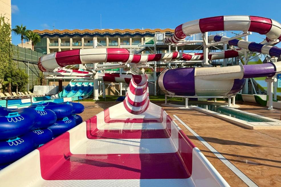 🏖️¡OROPESA DEL MAR  EN HOTEL CON TEMÁTICA DEPORTIVA!🏀🛝 Desde 2 noches: Hotel 4⭐ con desayuno a 450 metros de la playa y parque acuático | Castellón