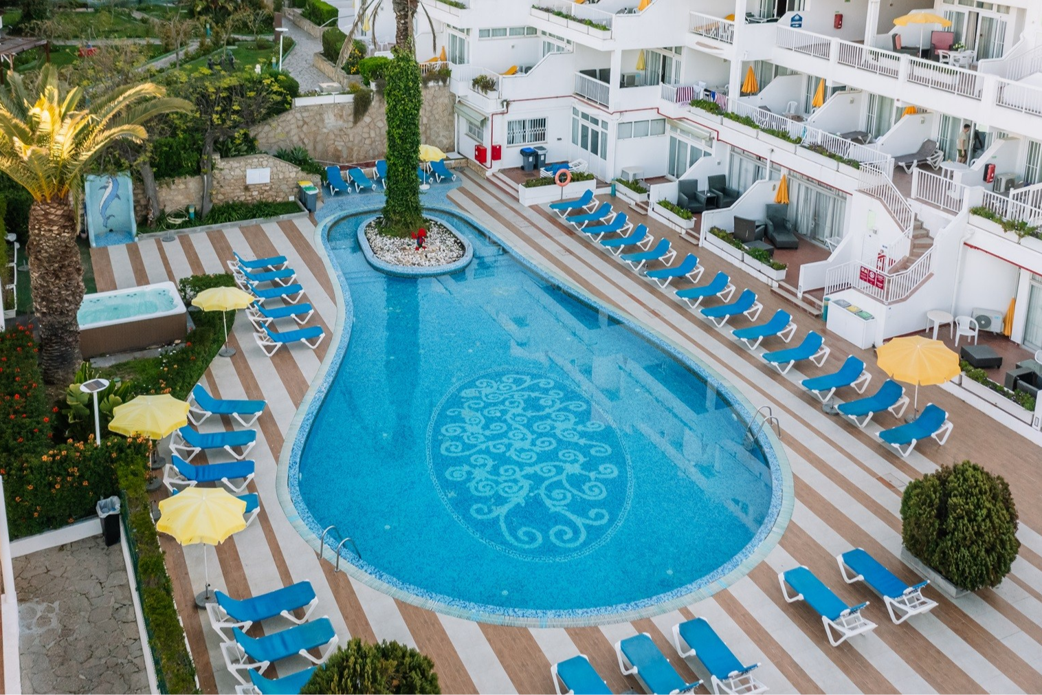 ⛱️ Desfrute de Piscina e Praia neste Hotel 4* | Albufeira