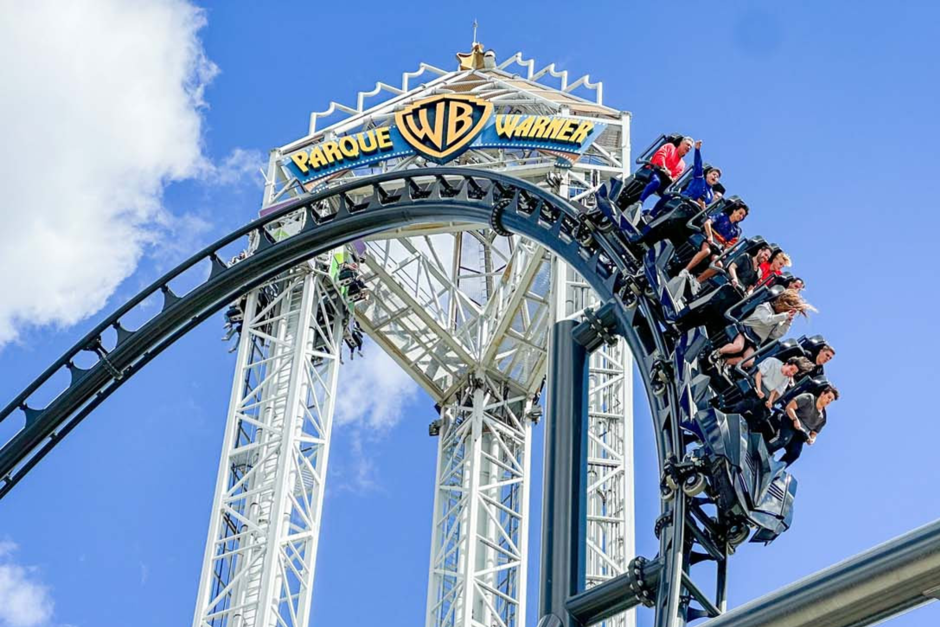 🎢 Diversão Garantida! Hotel com Pequeno-Almoço perto do Parque + Bilhetes Parque Warner | Madrid