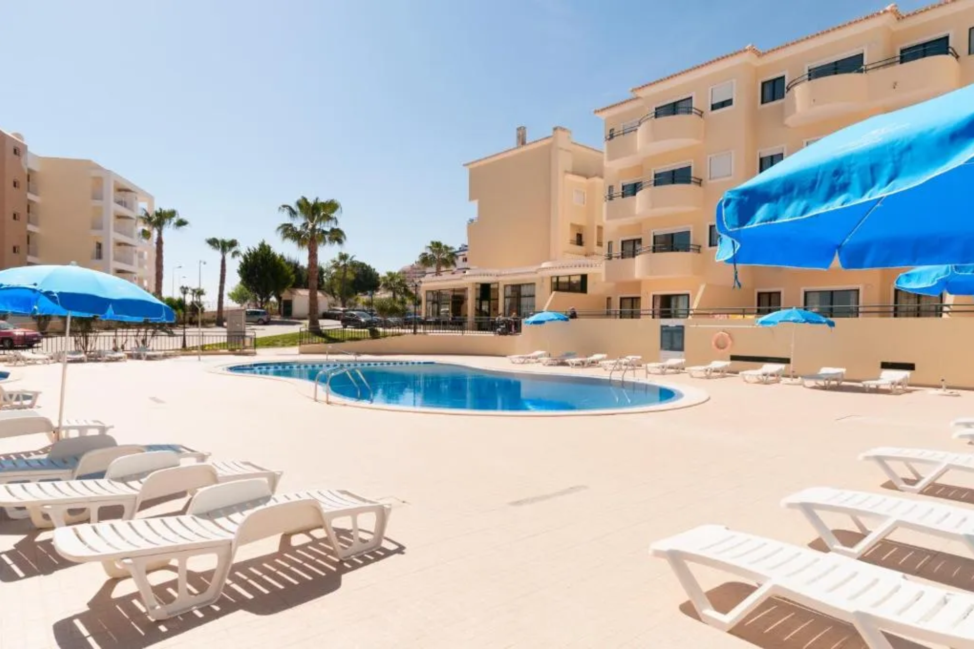 🏨 Apartamentos com Piscinas perto da Praia da Rocha | Portimão