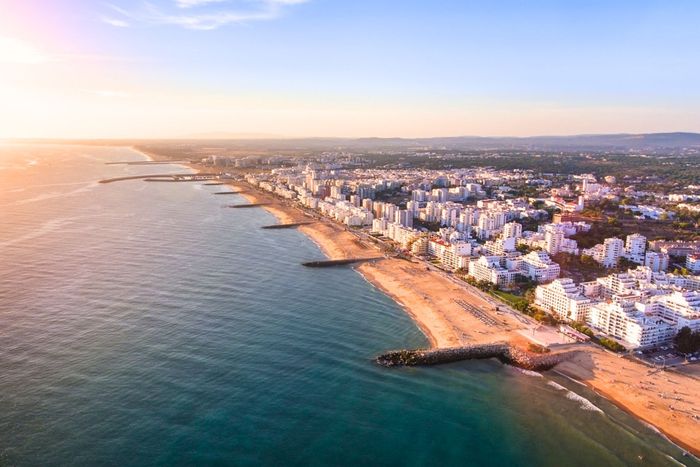 ☀️💚EL ALGARVE ¡La Joya del Atlántico Portugués!🏖️🌅 Hotel 4★ con desayuno y piscina  frente a la playa | Quarteira