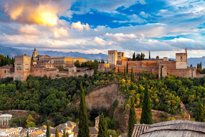 ⛪¡ESCAPADA CON ENCANTO A GRANADA! ✨ Hotel 4* con desayuno y visita guiada a la Alhambra, Palacios Nazaríes y Generalife 📍Próximo al centro 