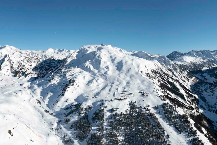 ⛷️¡ESQUÍA DESDE 5 DÍAS EN BAQUERIA!❄️ 👨‍👩‍👧‍👦 Hotel 4⭐ Familiar con desayuno + Forfait de 6 días | Pirineo Catalán