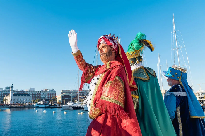 🛥️🎄¡UN VIAJE NAVIDEÑO POR LA COSTA DE VALENCIA !🎅🏼🌊Hotel 4⭐con desayuno + Paseo en el Barco de la Navidad  ¡Hotel a 20 min en coche del centro!