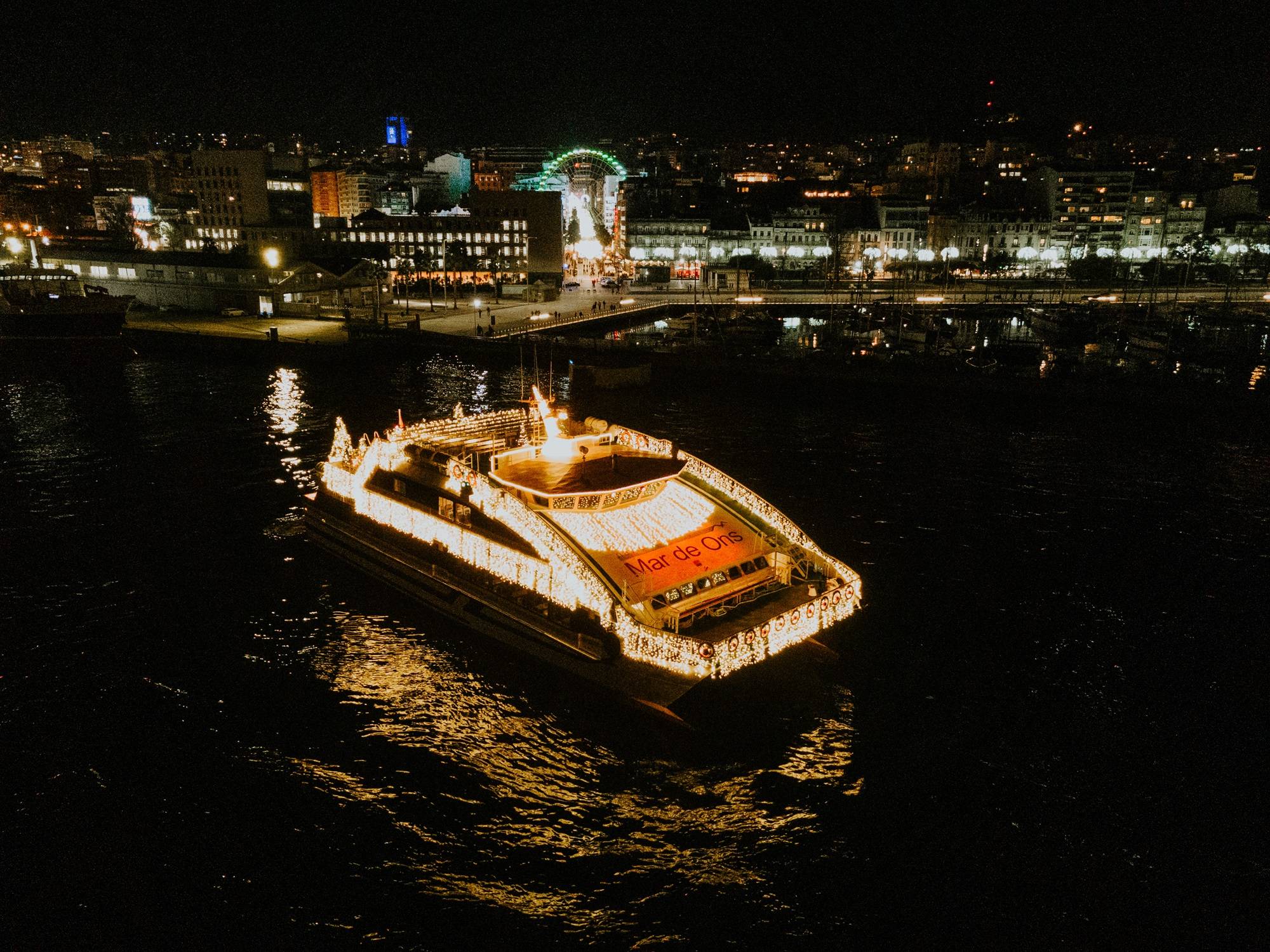 👑🎅¡NAVEGA HACIA UNA NAVIDAD EN VIGO! 🚢🎄Estancia de 2 noches en Apartamento FAMILIAR con entradas al Crucero de la Navidad |  Sanxenxo 